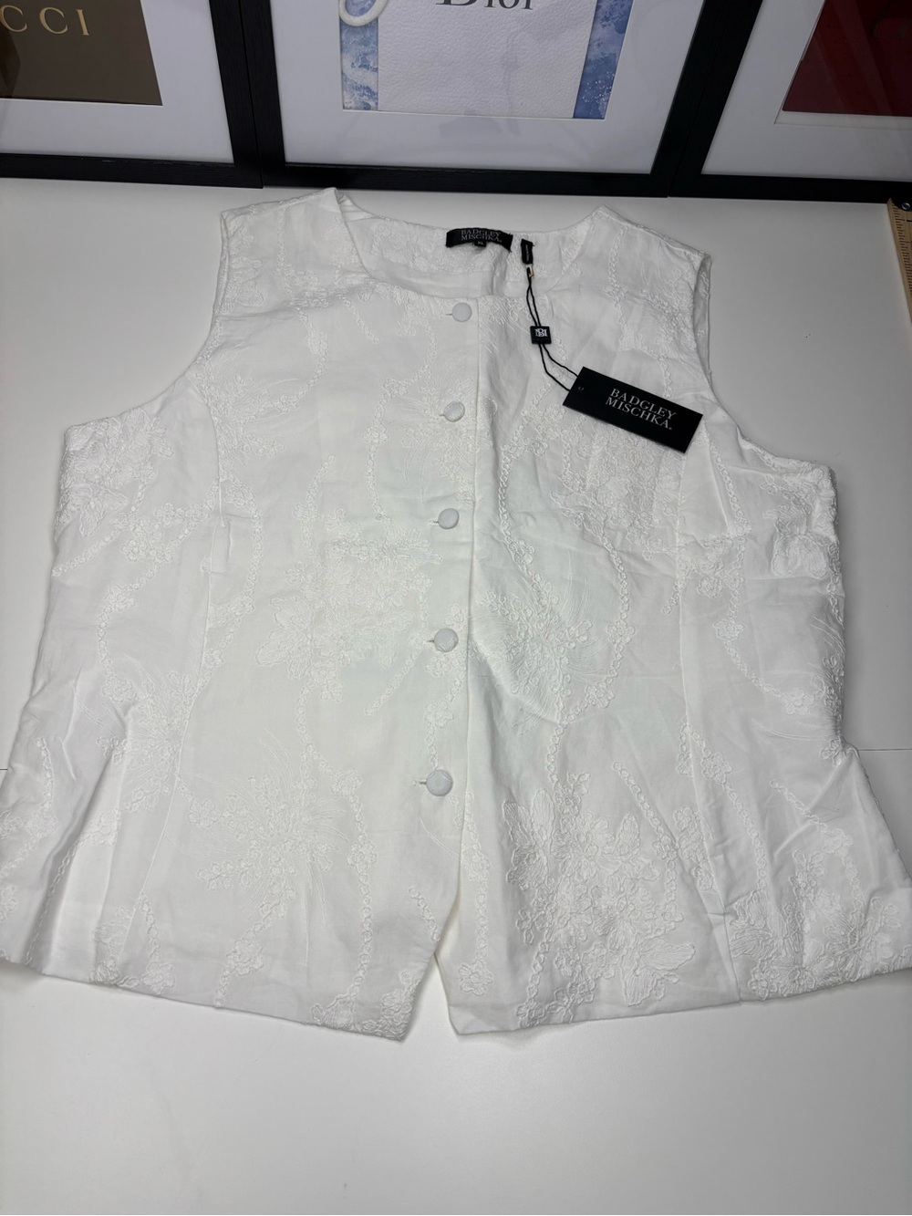 Badgley Mischka White Embroidered Sleeveless Button Front Top